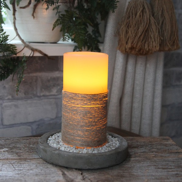 LED Kerze "Rope" - Echtwachs - mit Seil umwickelt - flackernd - Timer- H: 15cm, D: 7,5cm - weiß