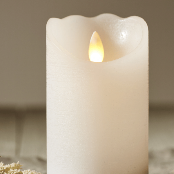 LED Kerze "Glow" - Echtwachs - warmweiße flackernde LED - Timer - H: 12,5cm, D: 7,5cm - weiß